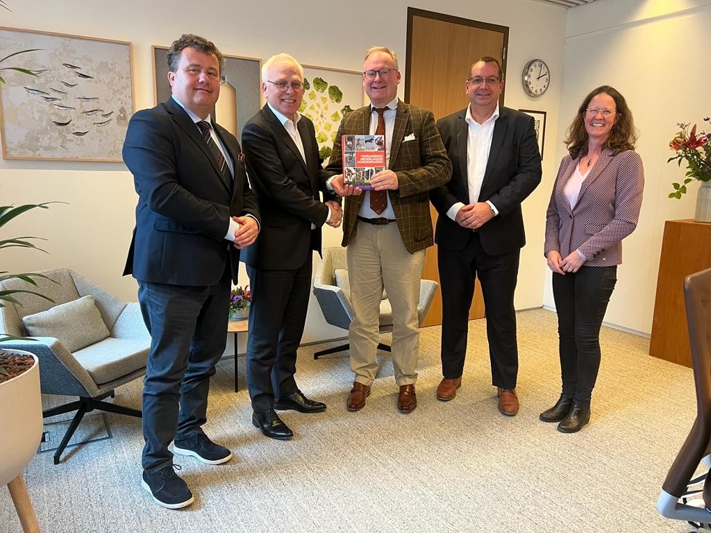 Vertegenwoording raad van beheer en minister Adema van LNV